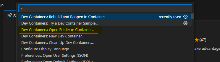 Imagem com o menu do dev containers contendo a opção dev containers: open folder in container