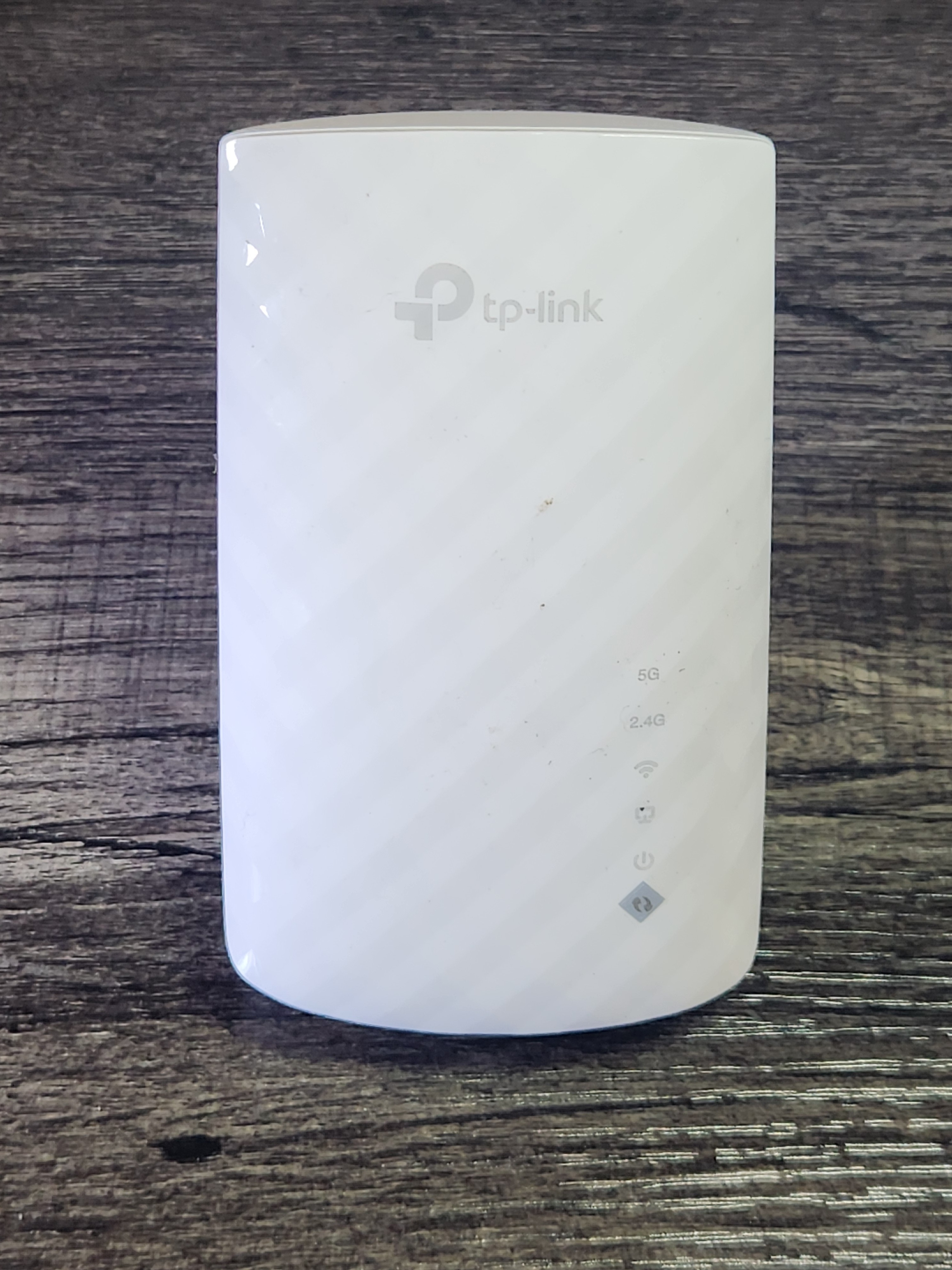 Image of a TP-link re220 WiFi range extender
