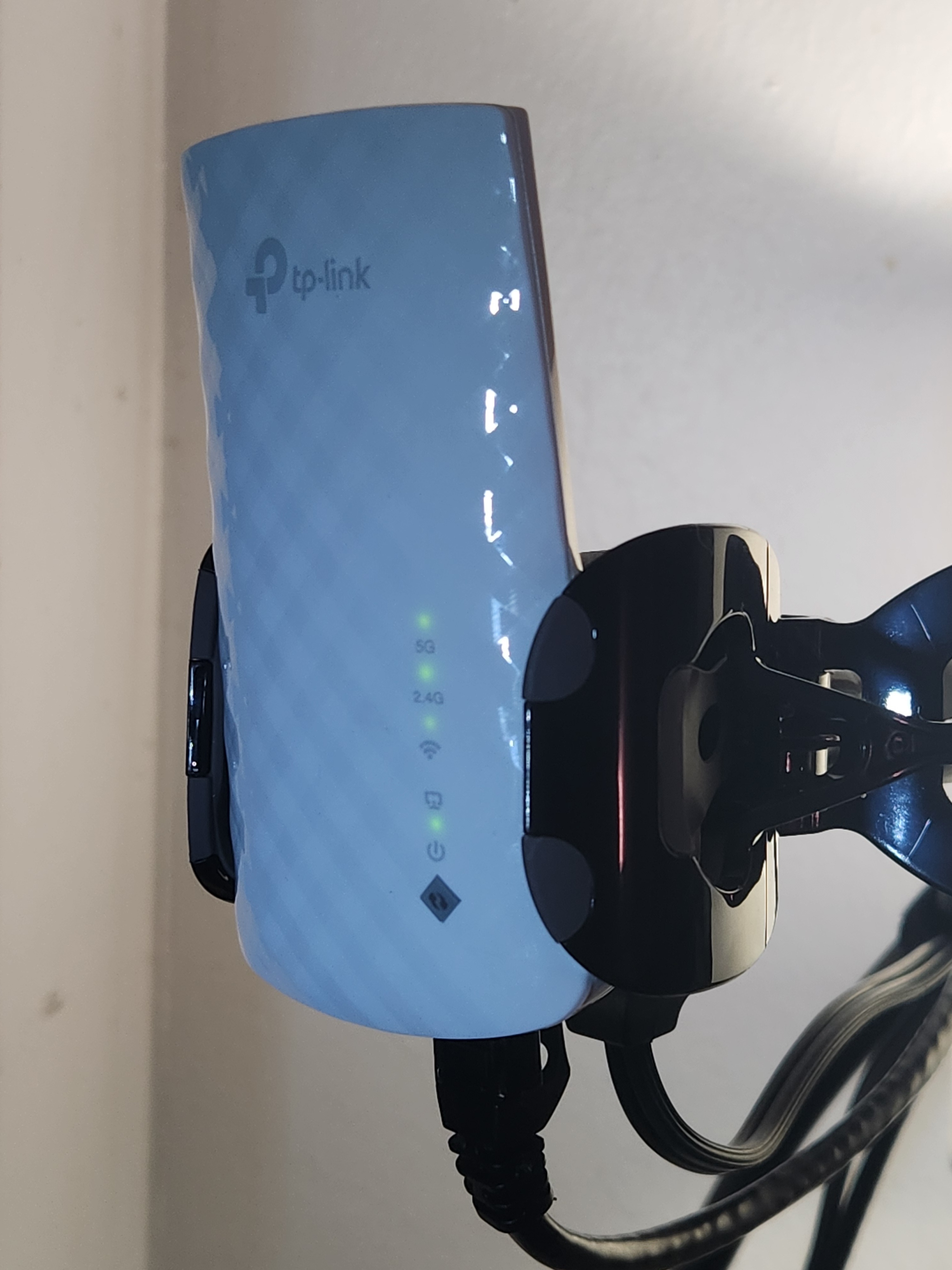 Image of my WiFi Extender mounted onto a gooseneck holder