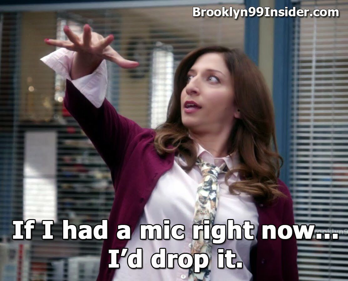 Gina de Brooklyn 99 largando o microfone