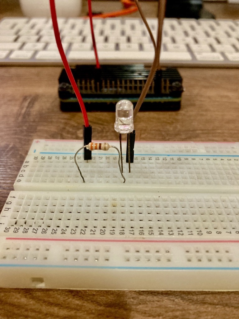 Foto em bancada - Circuito elétrico na protoboard
