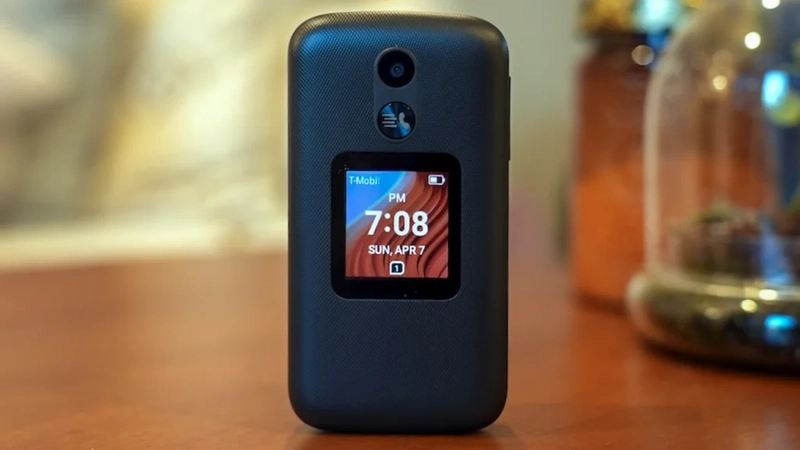 Escaping the Digital Treadmill: How to Daily Drive a Flip phone in 2025 - TCL Flip 2